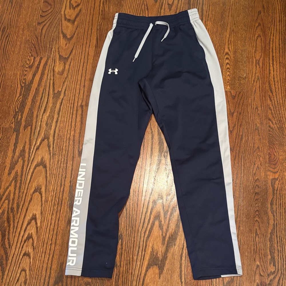 Under Armour men’s pants size small. Navy with gray strip and white logo.